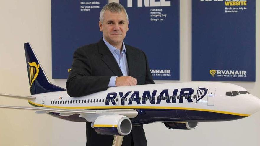 José Espartero posa con la maqueta de un avión de Ryanair.