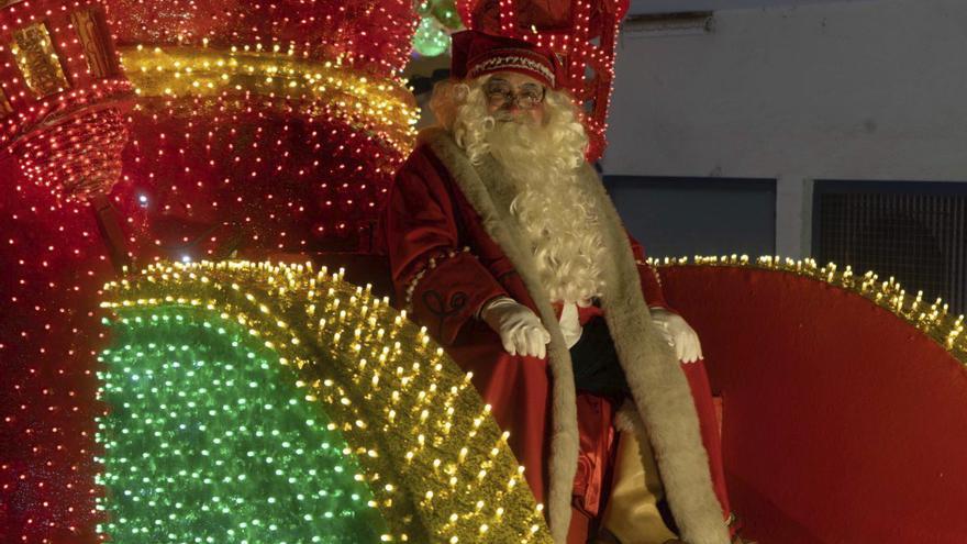 Papá Noel en su espectacular y vistoso recorrido por la ciudad de Zamora, el pasado año, para el disfrute de niños y mayores. / J. L. Fernández