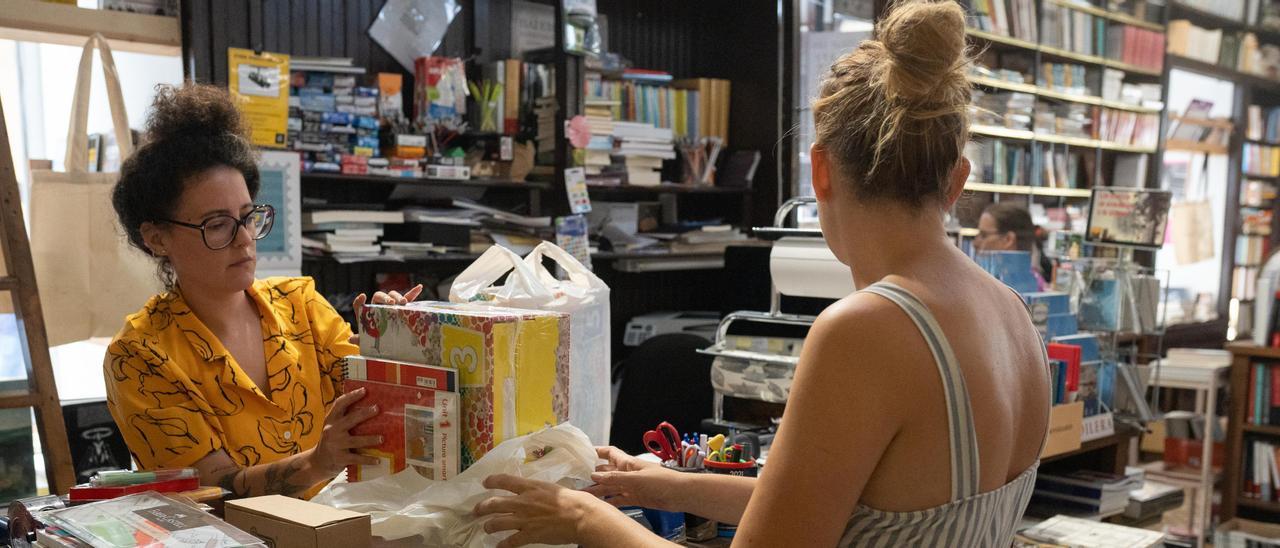 Una mujer compra libros de texto.