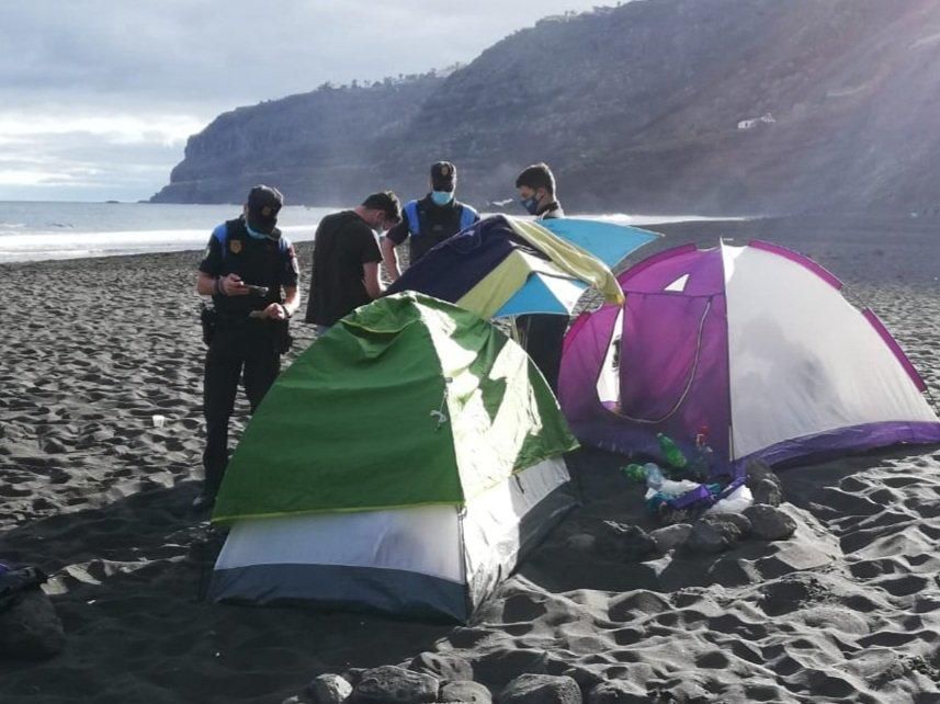 Desalojados de una acampada ilegal en una playa de