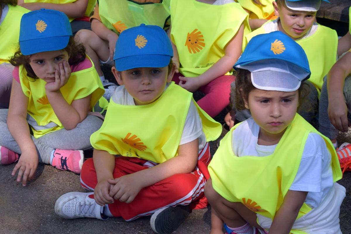 Así peregrinan, se divierten y aprenden los niños del CRA de Valga.