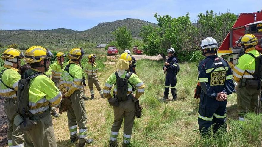 Un grupo de bomberos recibe la formación sobre el terreno.