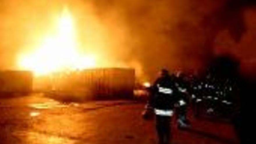 Un espectacular incendio afecta a la fábrica de tomate Agraz de Villafranco