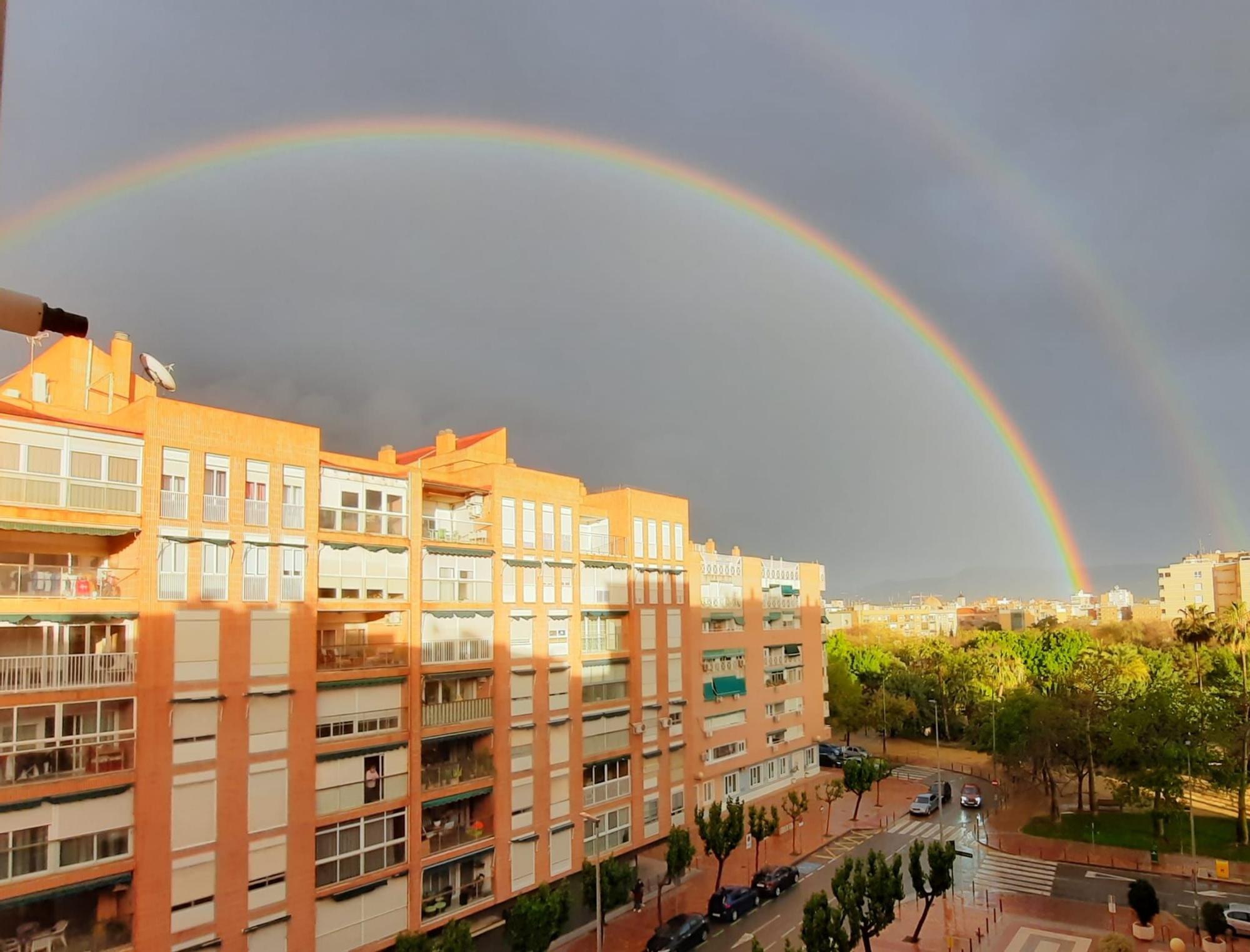 El espectacular arcoíris que ha surcado el cielo de Murcia esta tarde