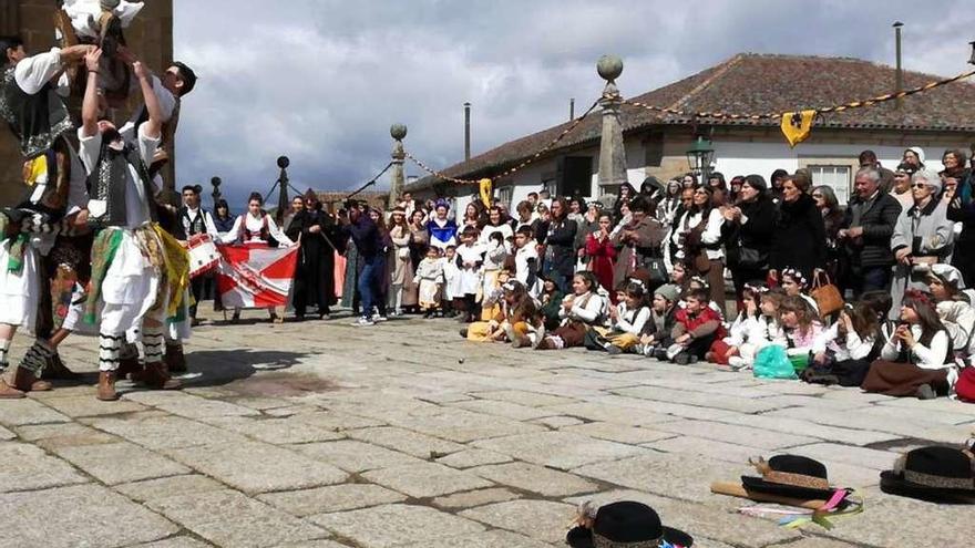 Escolares zamoranos rememoran al moncarca Dinis en Torre de Moncorvo