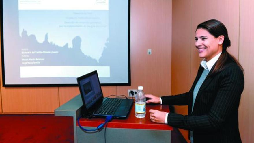 Beatriz Castillo-Olivares, preparada para la exposición de su trabajo de fin de curso en la universidad.