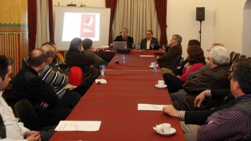 El catedrático José Carlos Rovira participó ayer en las tertulias de La Calahorra.