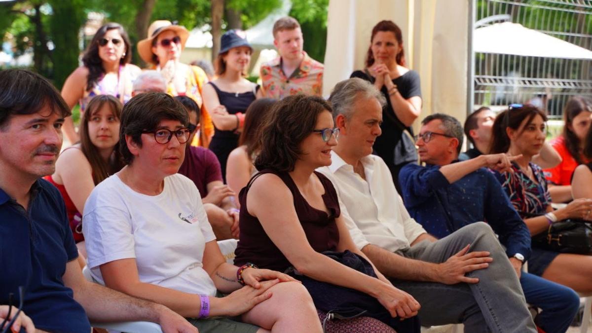 Pilar Lima, Mónica Oltra y Héctor Illueca acuden a una de las charlas de la fiesta de Podemos.