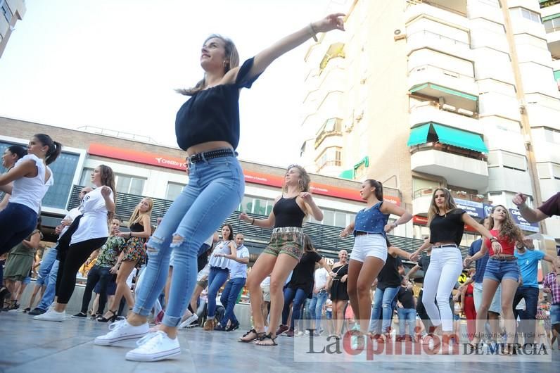 Los bailes latinos salen a la calle en Murcia