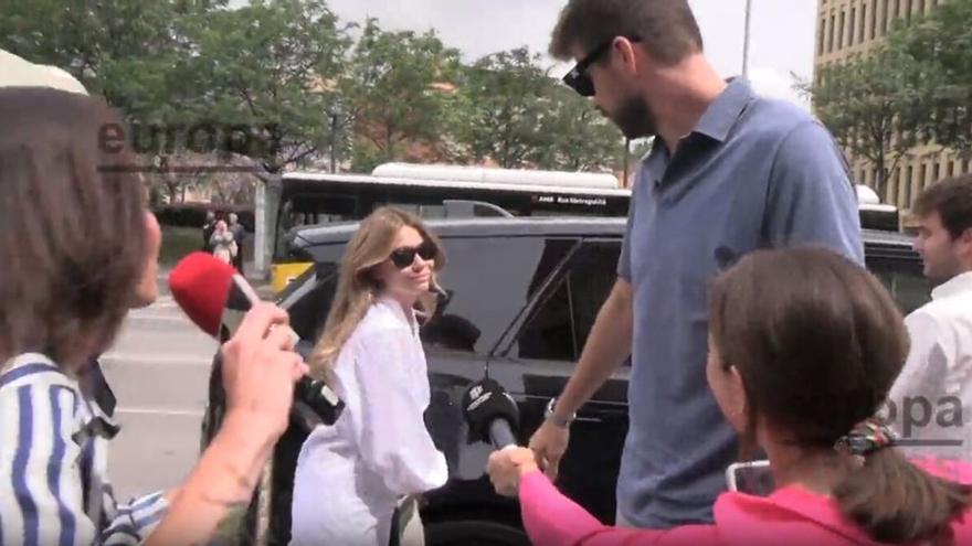 Piqué y Clara Chía, a juicio contra un paparazzi por acosarles