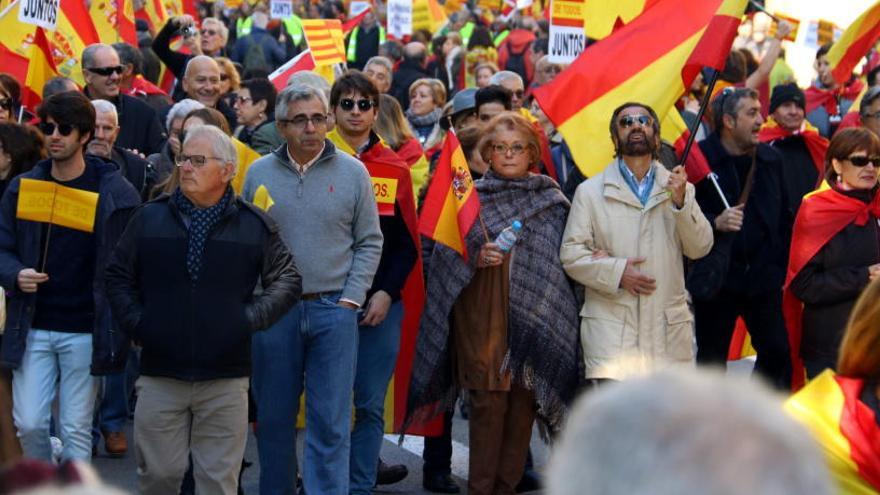 12.000 persones omplen la Via Laietana en defensa de la Constitució