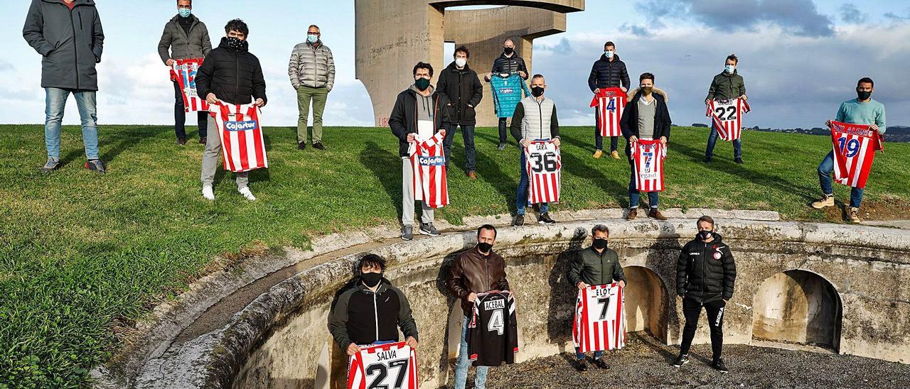 Una foto para el recuerdo. Arriba, por la izquierda, Chus Bravo, Marcelino, Arturo, García Cuervo, Villa, Iván Míner, Juanjo, Lara, Isma, Pedro, Manolo y Noel Alonso. Abajo, por la izquierda, Salva, Acebal, Eloy e Iván Iglesias, en el “Elogio del Horizonte”. | |  JUAN PLAZA