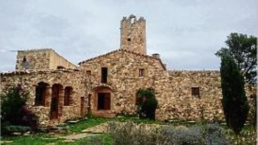El Mas Pinc, una masia amb una torre de defensa del segle XVII.