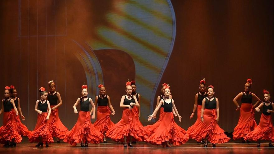 Un grupo de bailarinas de la Academia de Baile de María Teresa Lazareno actuando en el Guerra, ayer.