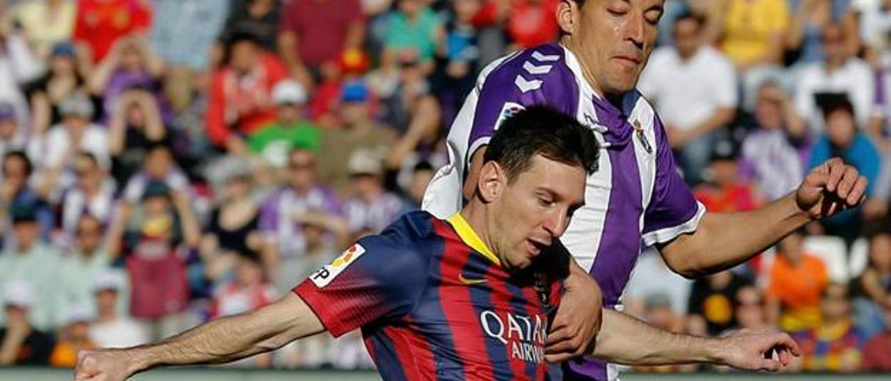 Jesús Rueda en su etapa en el Valladolid pugnando un balón con Leo Messi