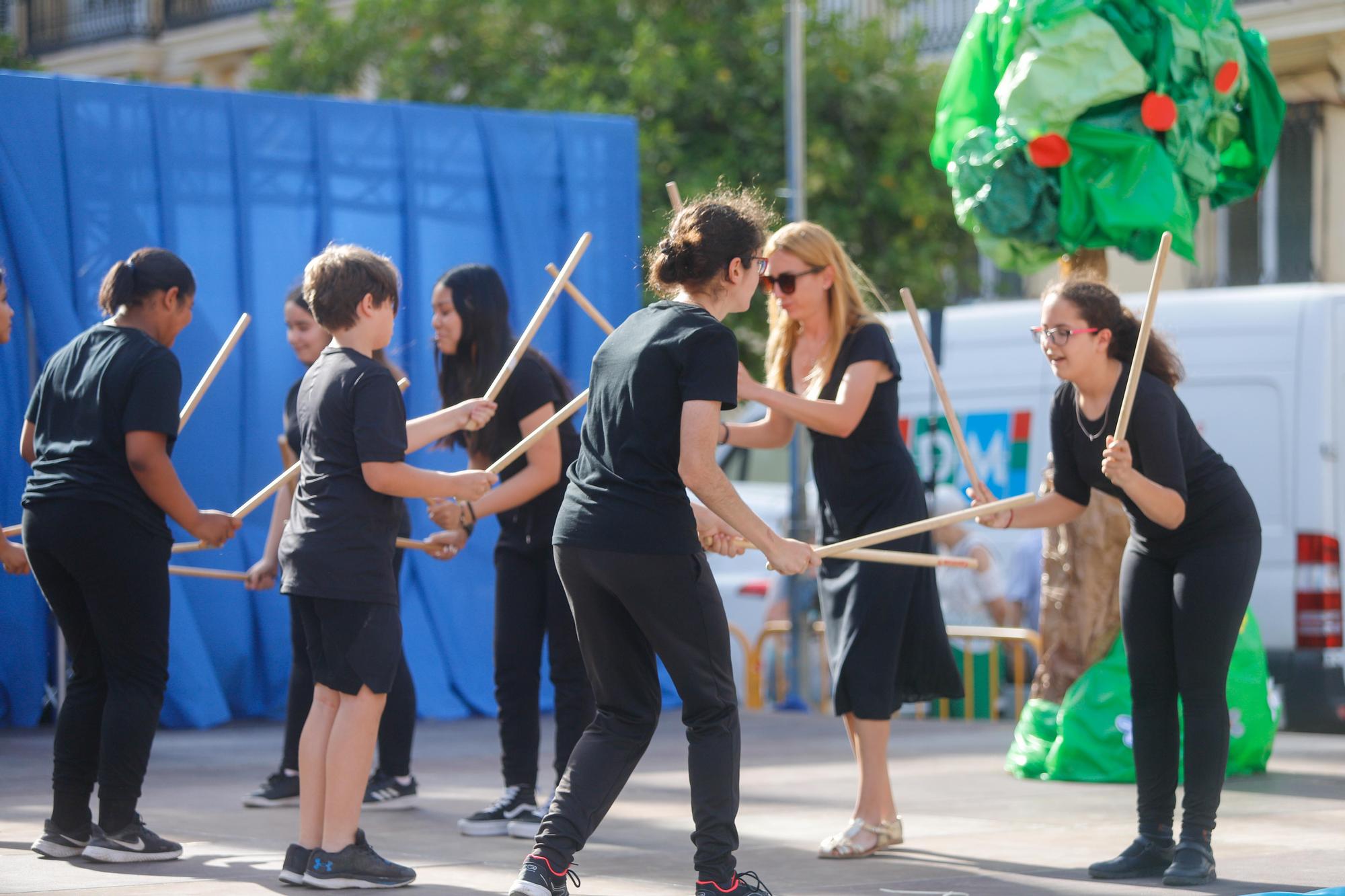 Sábado de Corpus: ambiente en la plaza, balcones y adornos florales