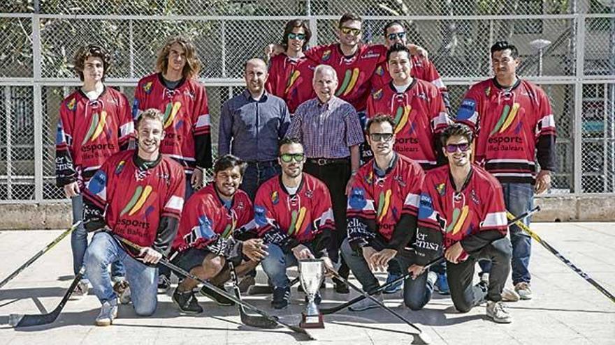 La plantilla del Espanya HC, junto a sus técnicos y su presidente, en la Plaza de los Patines, origen del histórico club palmesano.