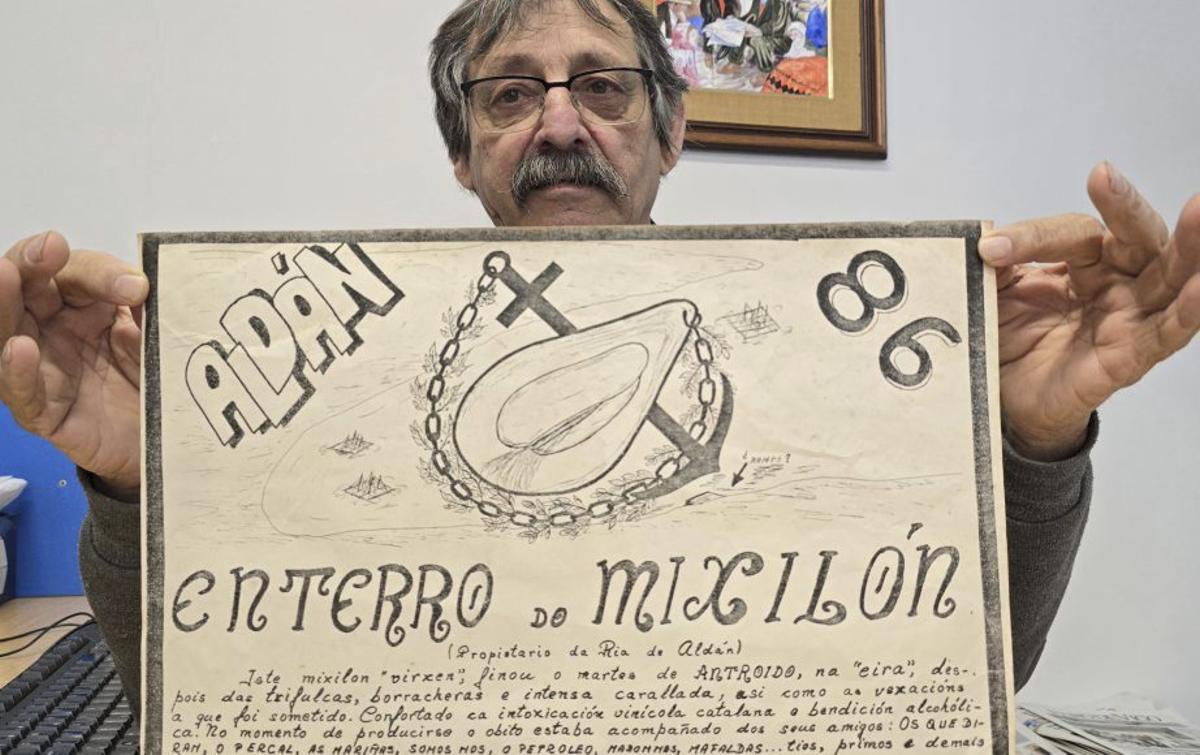 Serafín Docampo con el primer cartel del Enterro do Mexilón en 1986. | FDV
