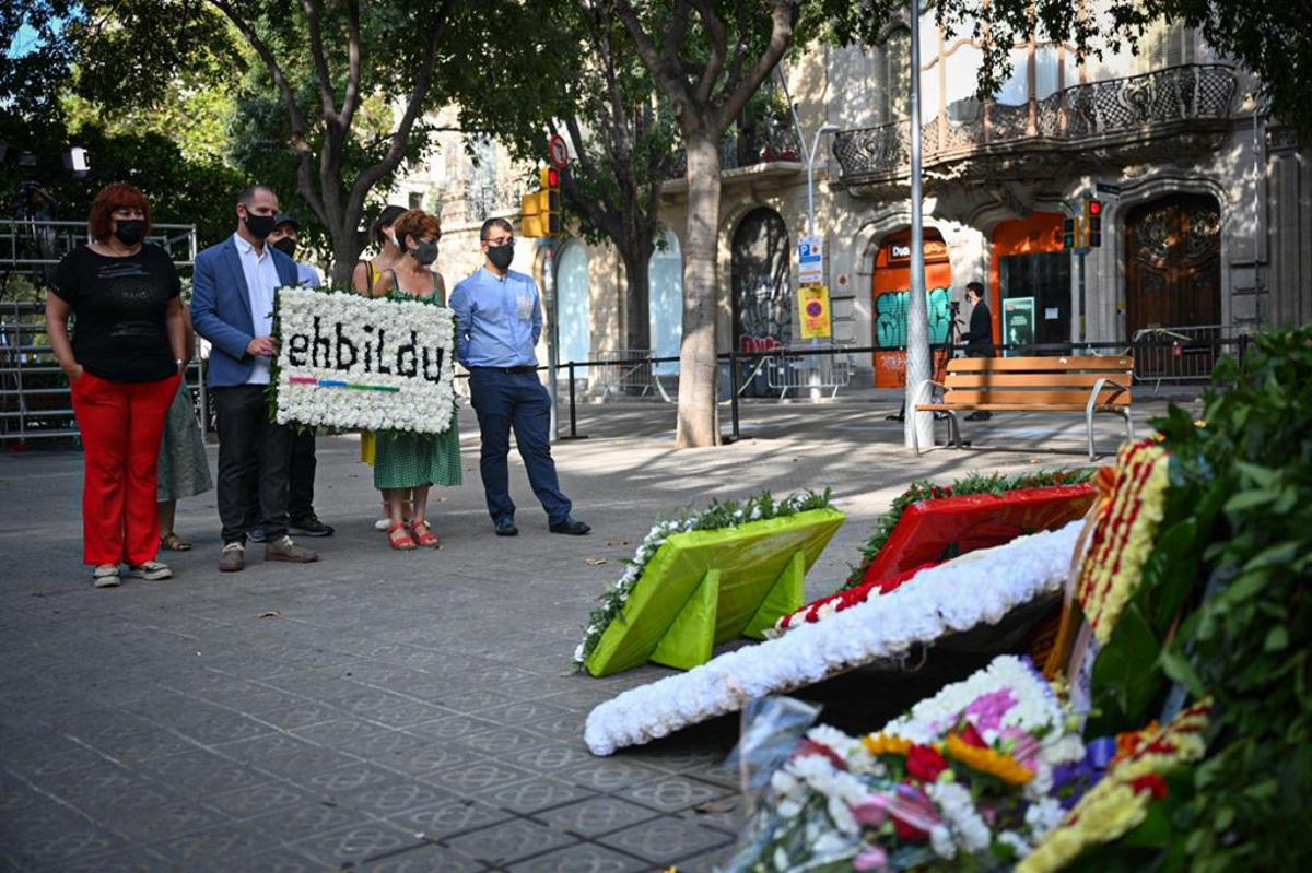 EH Bildu, durante su ofrenda floral ante el monumento a Rafael Casanova.