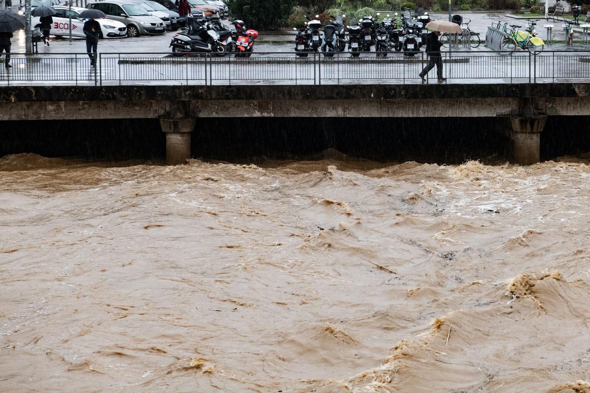El río Onyar a su paso por Girona durante el temporal de lluvias.
