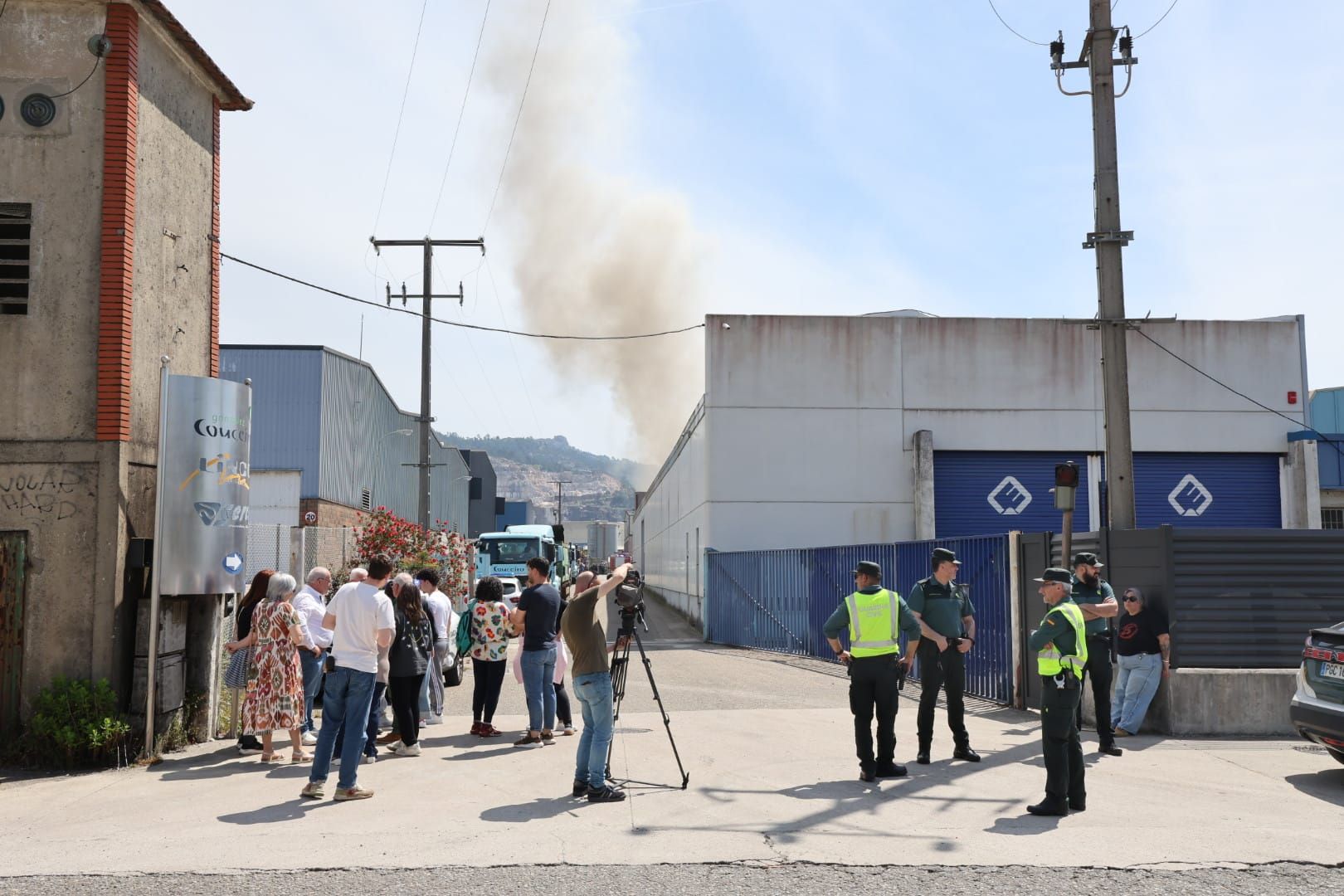 Impresionante incendio en una nave de gestión de residuos en O Porriño