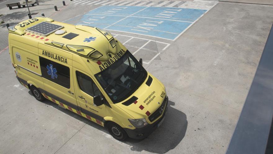 Una ambulància entrant a urgències de l&#039;Hospital de Sant Joan de Déu de Manresa de la Fundació Althaia