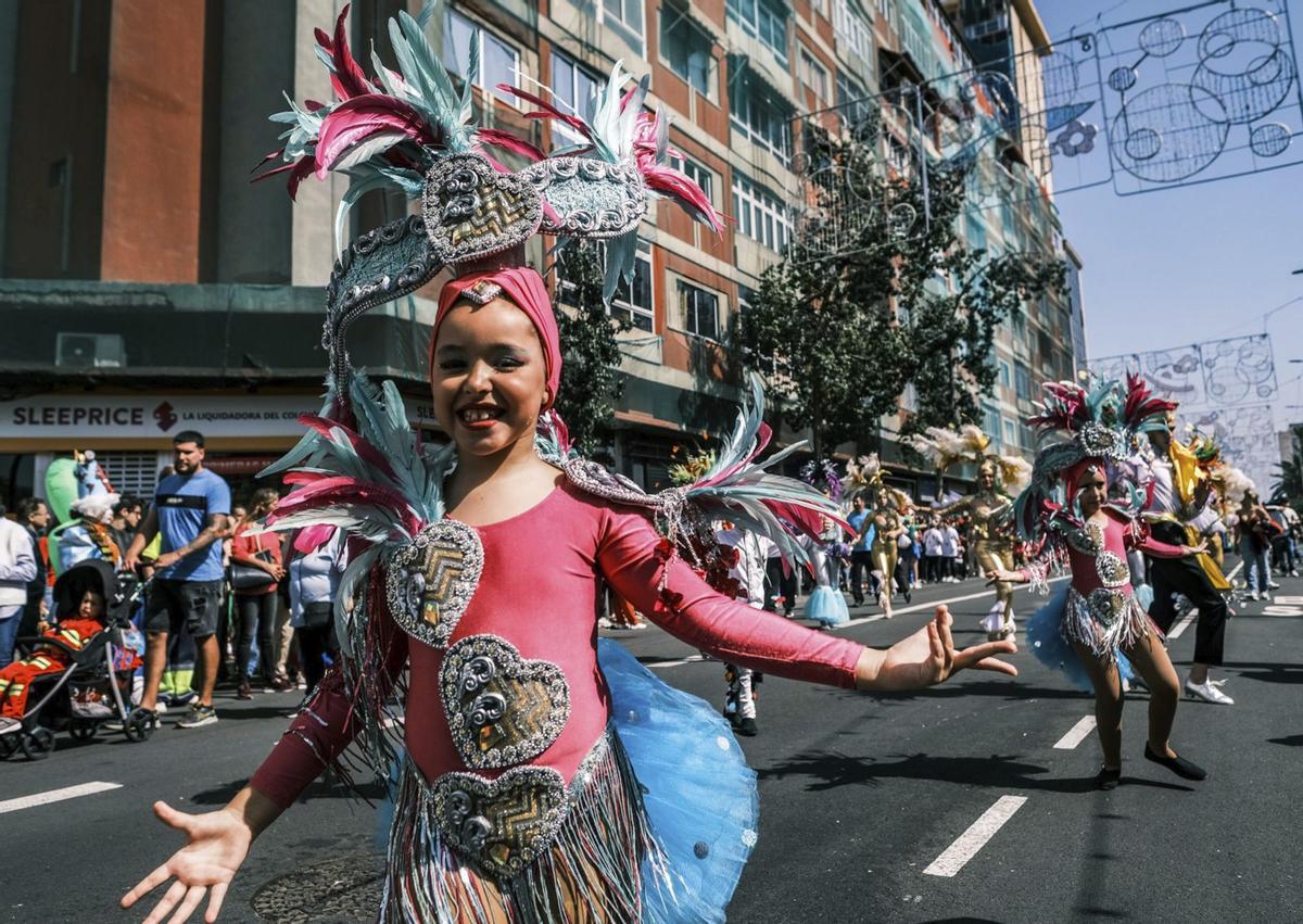 Una comparsa infantil durante el desfile