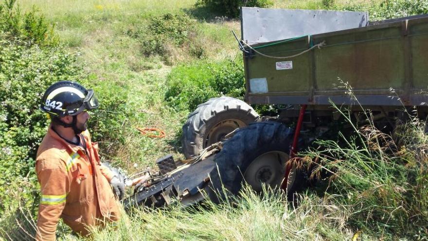 Los bomberos tratan de sacar el cadáver