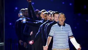 Kevin Spacey y los actores de ’Dear Evan Hansen’, durante su actuación en la gala de los premios Tony del 2017.