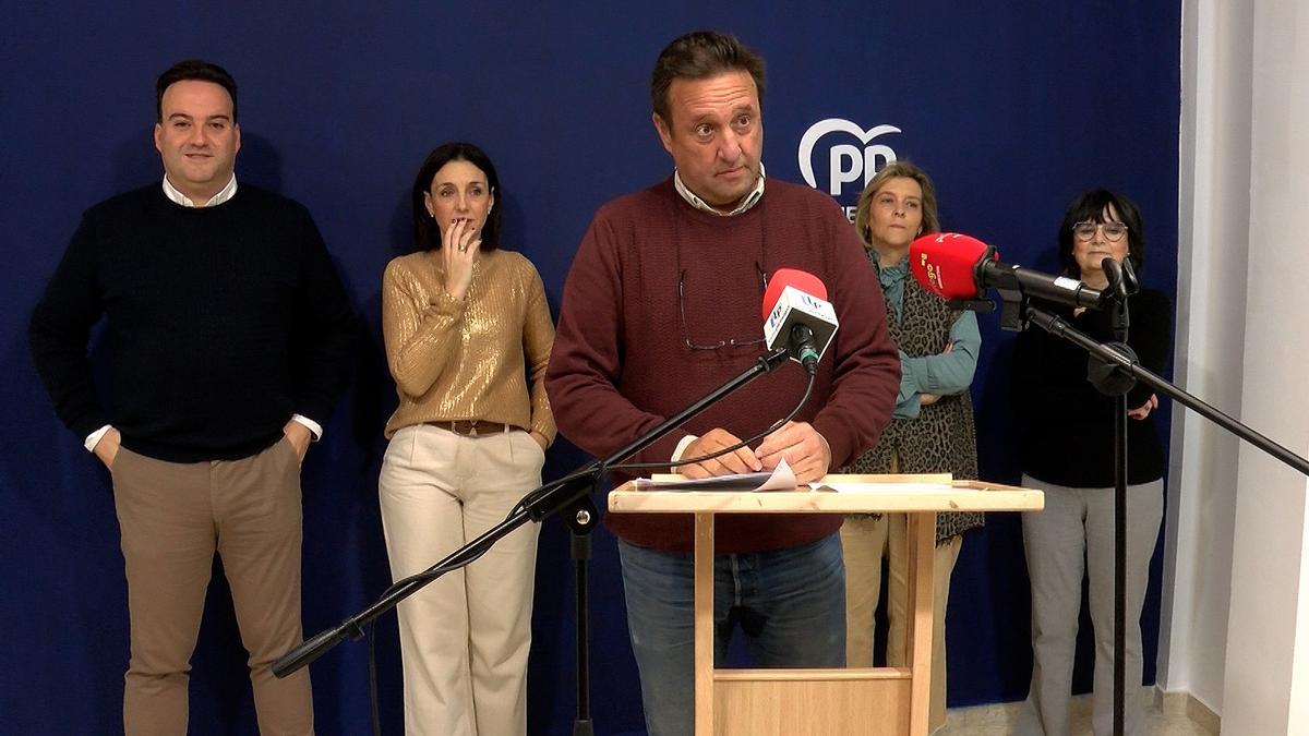 Javier Ibáñez, durante la rueda de prensa del PP de Priego.