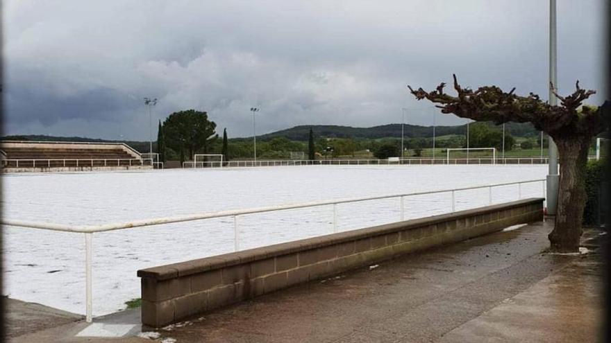 El camp de futbol de Bàscara ben emblanquinat.