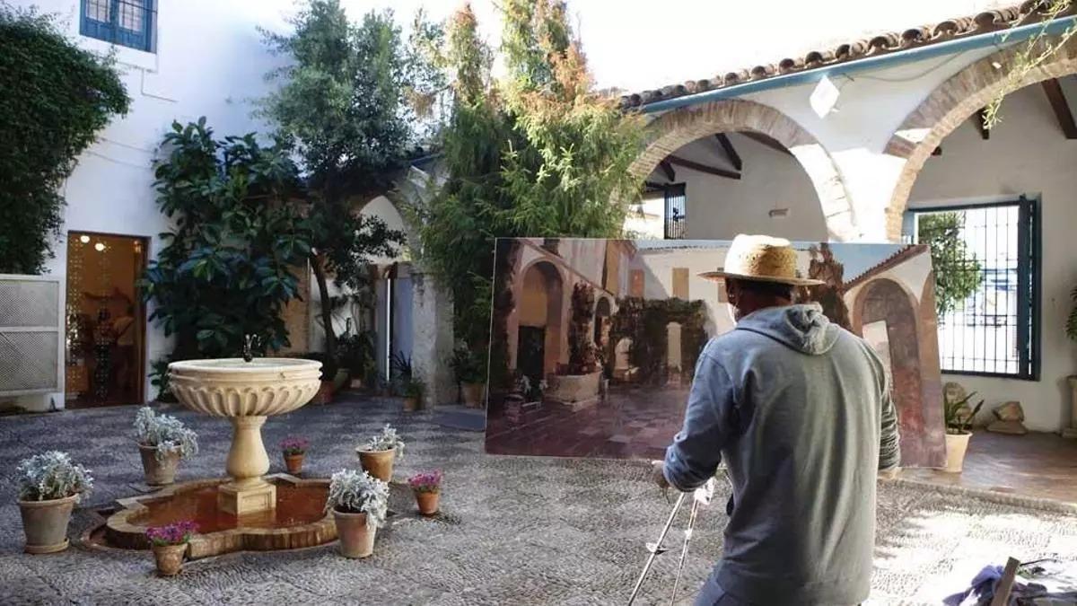 Un pintor en un patio de Córdoba.
