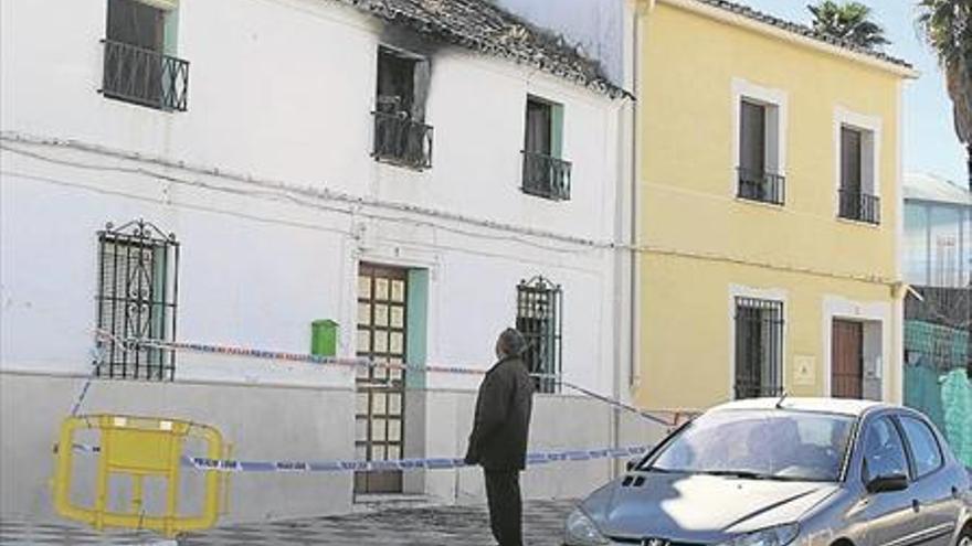 Una persona herida por el incendio en su vivienda en la Cuesta Garrote