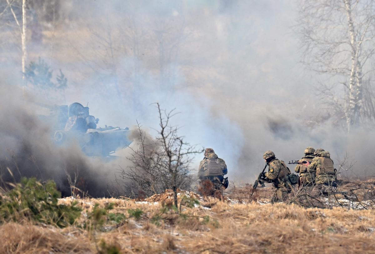 Soldados ucranianos participan en ejercicios militares simulando un posible ataque en la zona de Chernóbil a pocos kilómetros de la frontera con Bielorrusia, el 20 de febrero de 2023