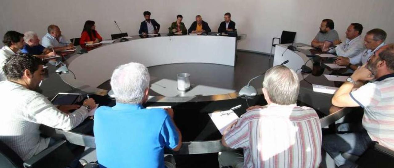 Alcaldes y concejales de las dos comarcas en una reunión de la Diputación, en Lalín. // Bernabé/Gutier