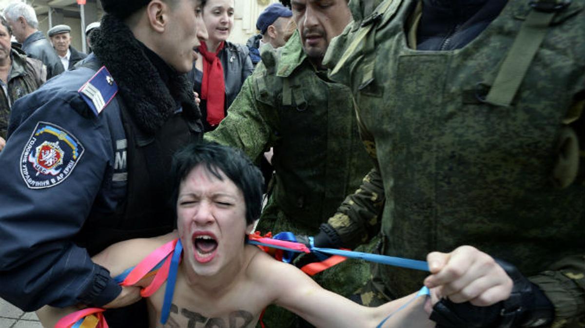 Detenció de dues activistes de Femen a la localitat de Simferopol.