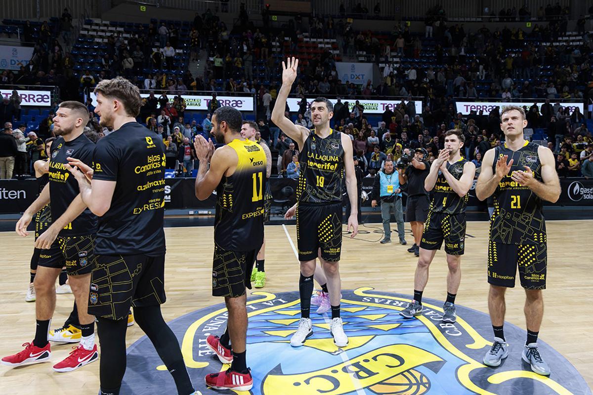 Los jugadores del CB Canarias saludan a la afición tras su victoria ante el Breogán.