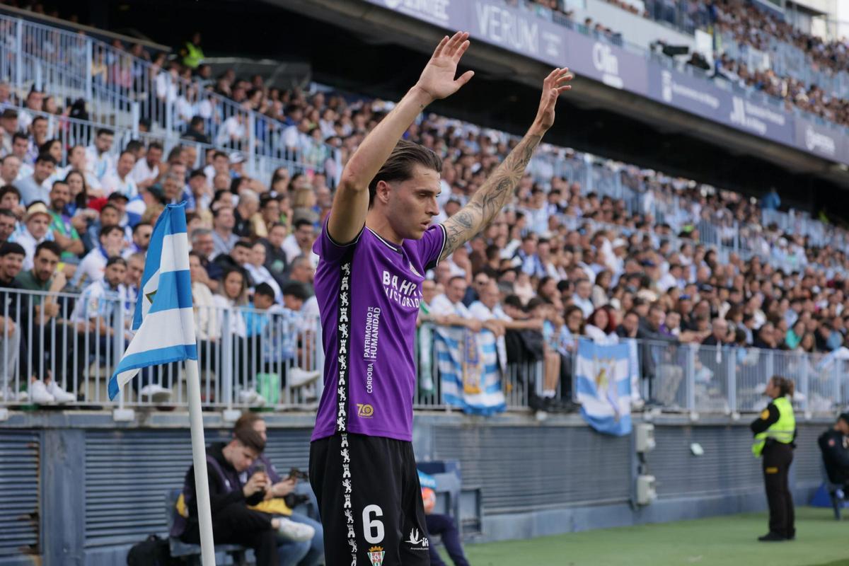 Álex Sala se prepara para botar un saque de esquina en el Málaga-Córdoba CF.