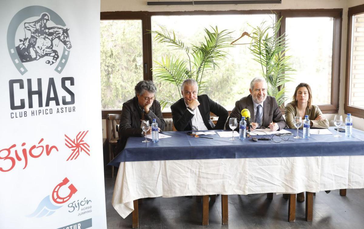 Por la izquierda, Roberto Fernández, Jesús Kocina, Mario Vigil y Ana Palacios, durante la presentación. | Marcos León