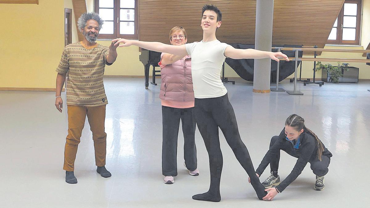 Lino Suárez, junto a sus profesores en el Conservatorio Profesional de Danza de A Coruña.