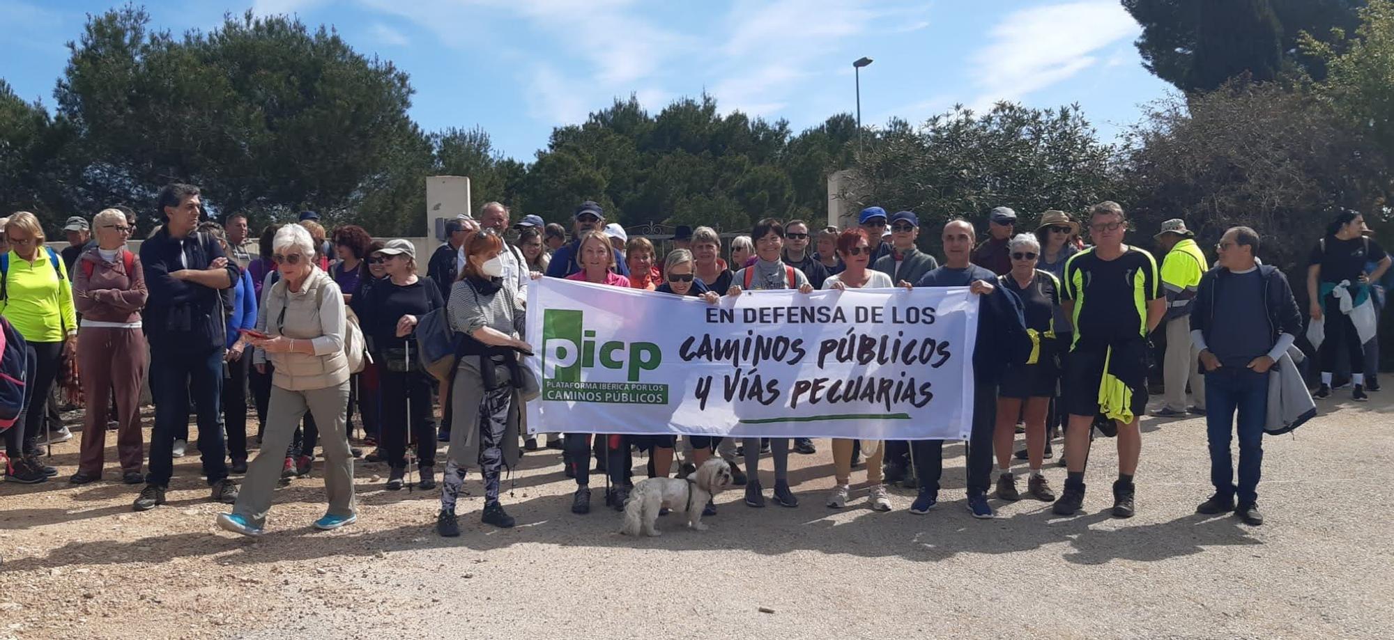 Unas 150 personas participan en una marcha por la colada de Sierra Escalona