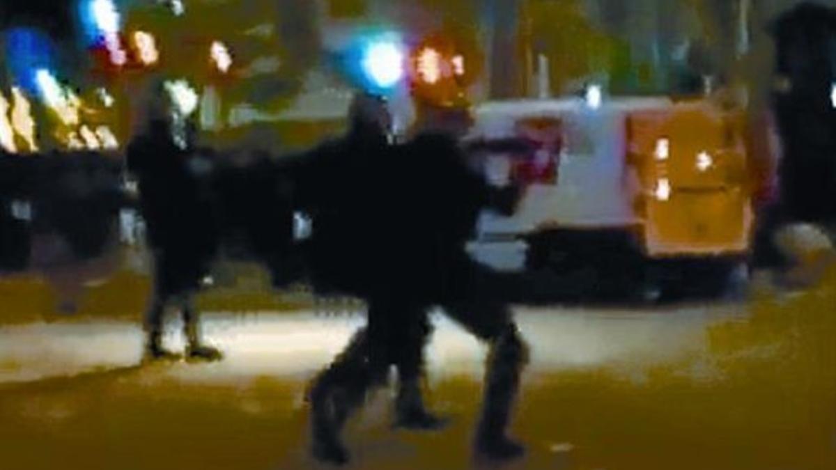 LA PRUEBA Imagen del vídeo en la que un agente efectúa un disparo en la confluencia de paseo de Gràcia y ronda de Sant Pere la noche del 14-N.