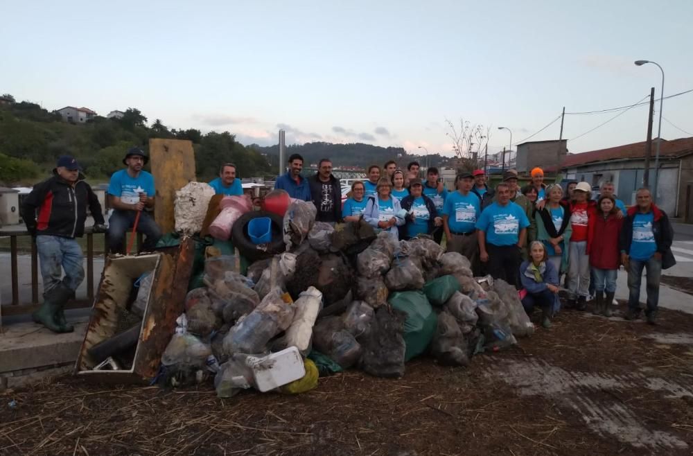 Betanzos retira basura de la ría con su Eco-Regata