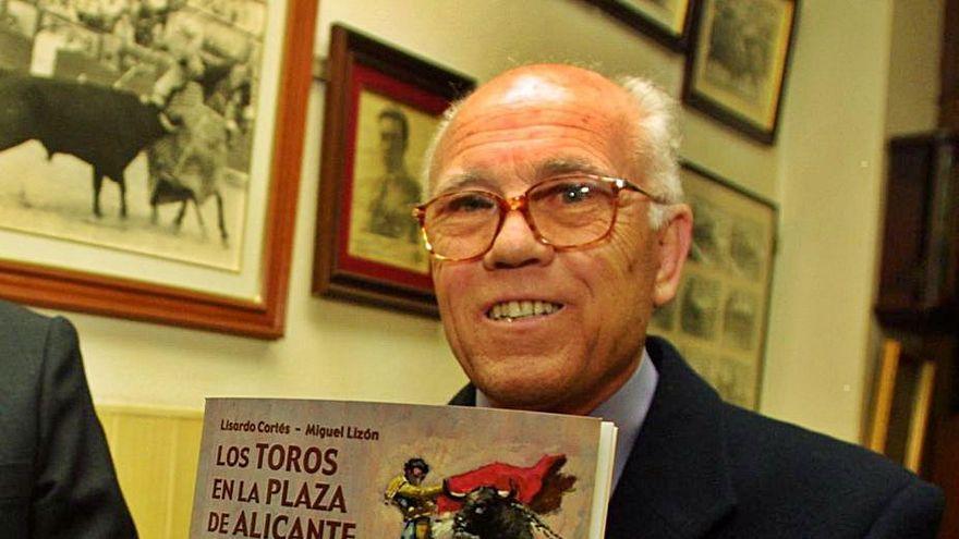 Lisardo Cortés, con el libro que escribió con Miguel Lizón.