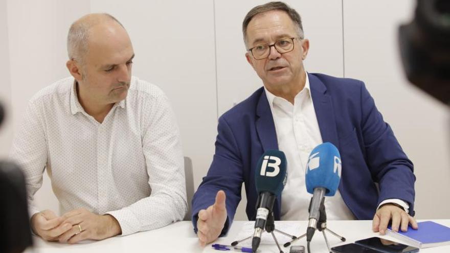El director general Jaume Mateu y el conseller Josep Marí Ribas, ayer, en Eivissa. | J. A. RIERA