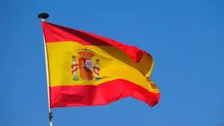 La DGT puede multarte por llevar una bandera de España en el coche