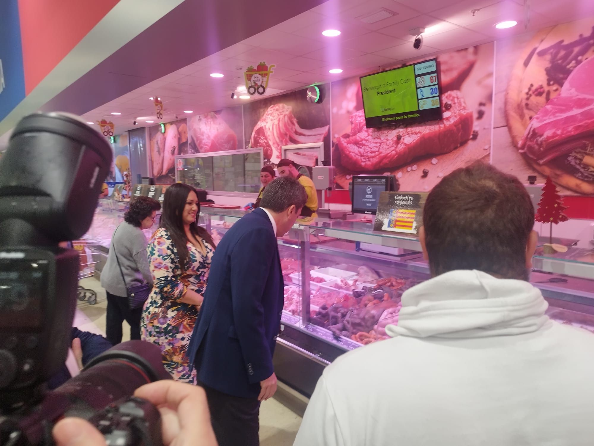 Carlos Mazón visita las instalaciones de Family Cash en Xàtiva