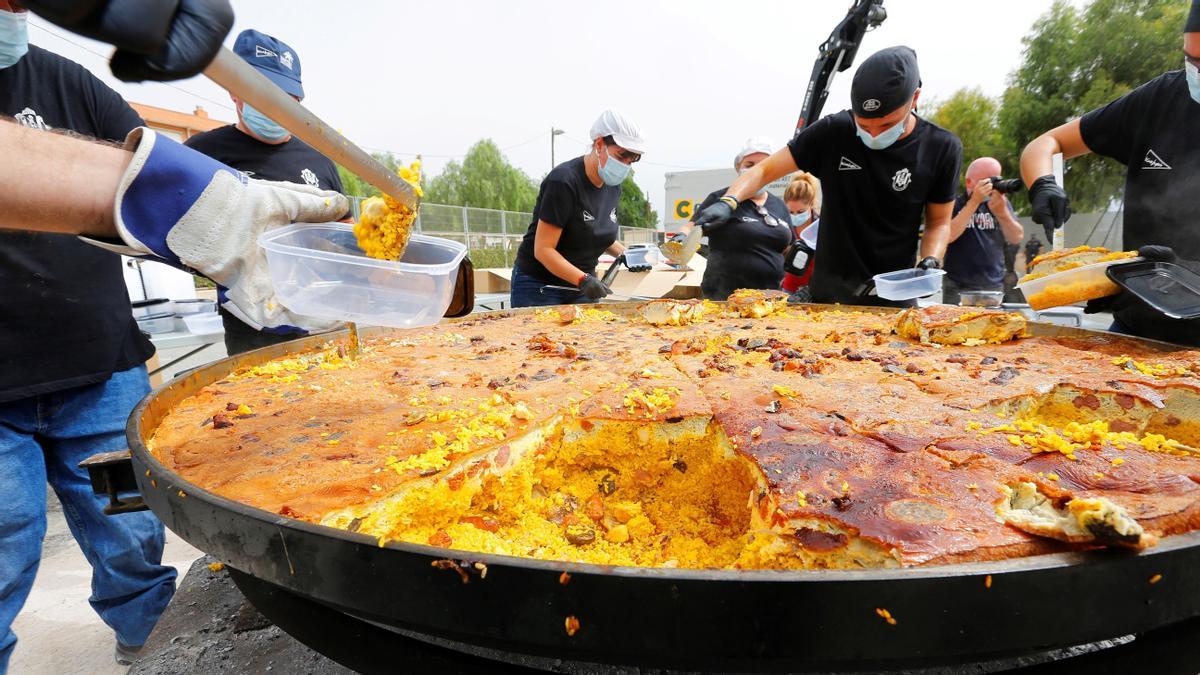 Los &#039;costreros&#039; de Elche cocinan el arroz con costra mas grande del mundo.