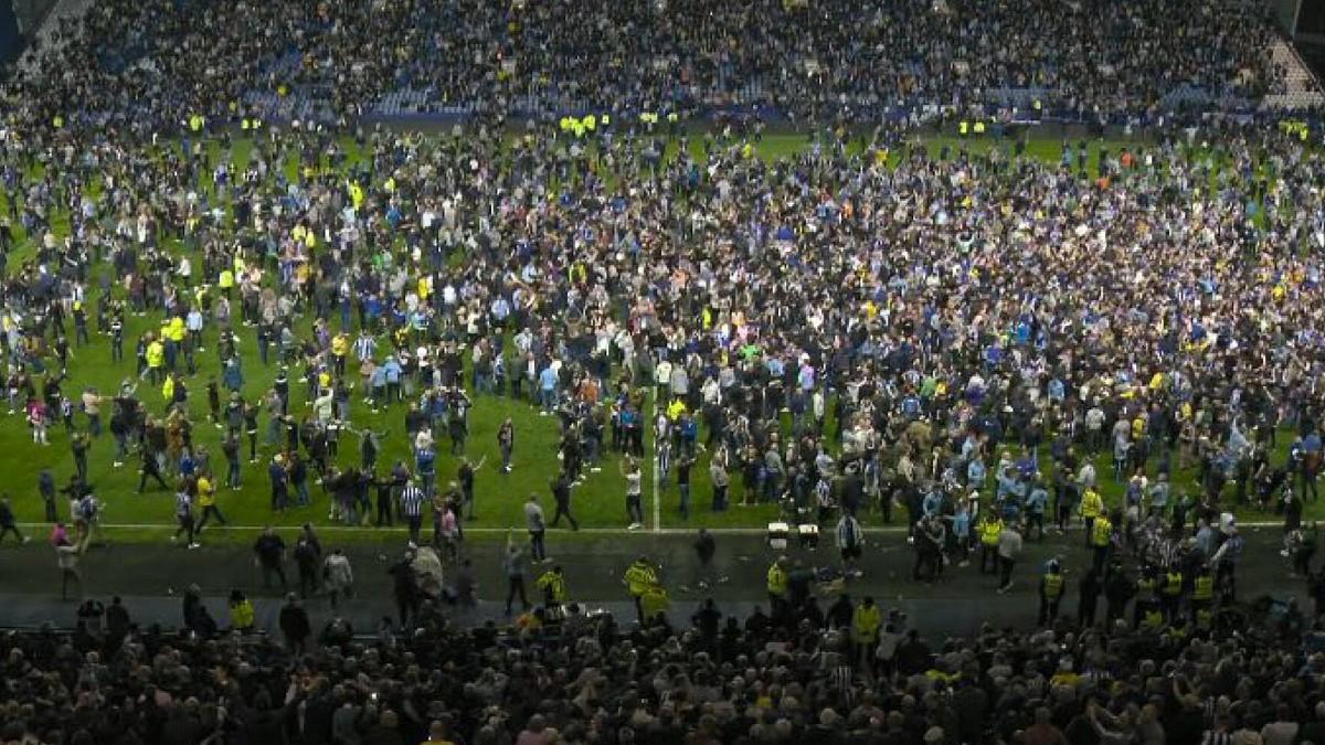 Los seguidores del Sheffield Wednesday invaden el terreno de juego tras la victoria