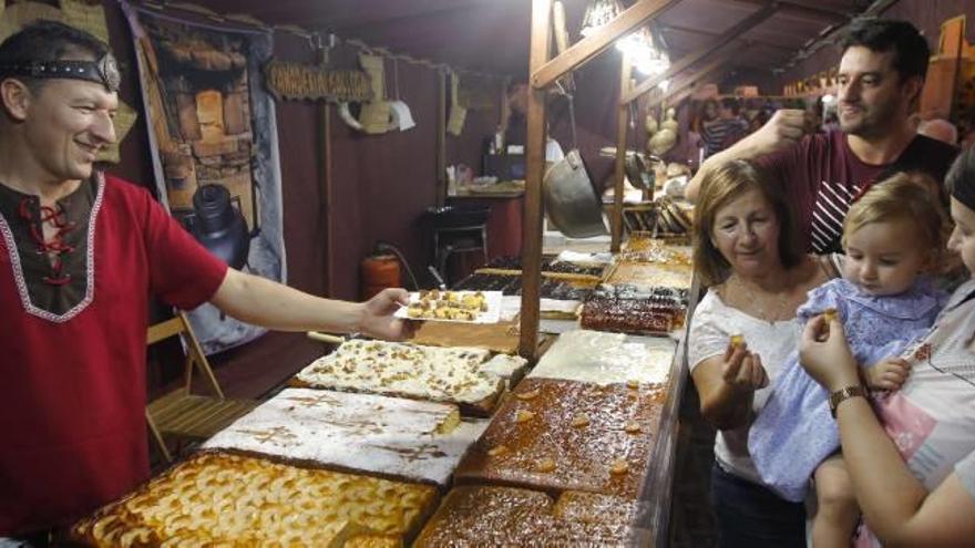 Varios momentos de la inauguración del mercado medieval.